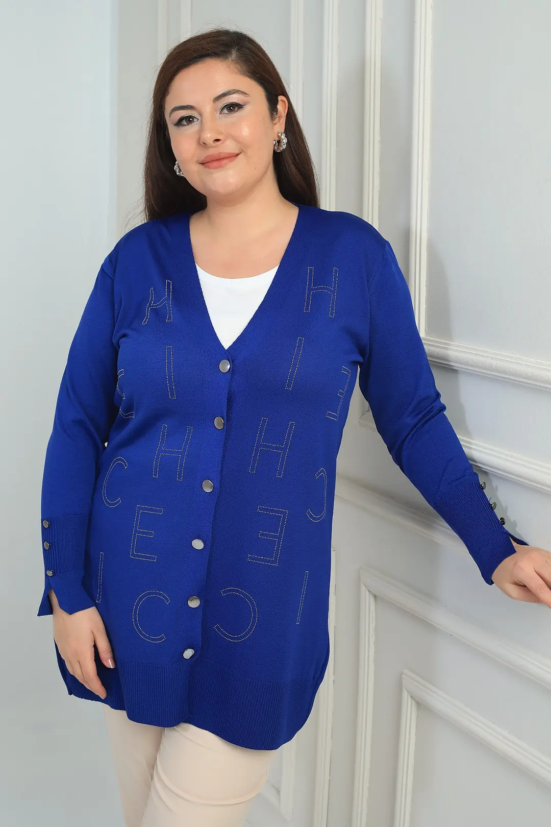 Kadın Kolları Düğme Detaylı Taş Harf Baskılı Soğuk İplik Büyük Beden Hırka 2