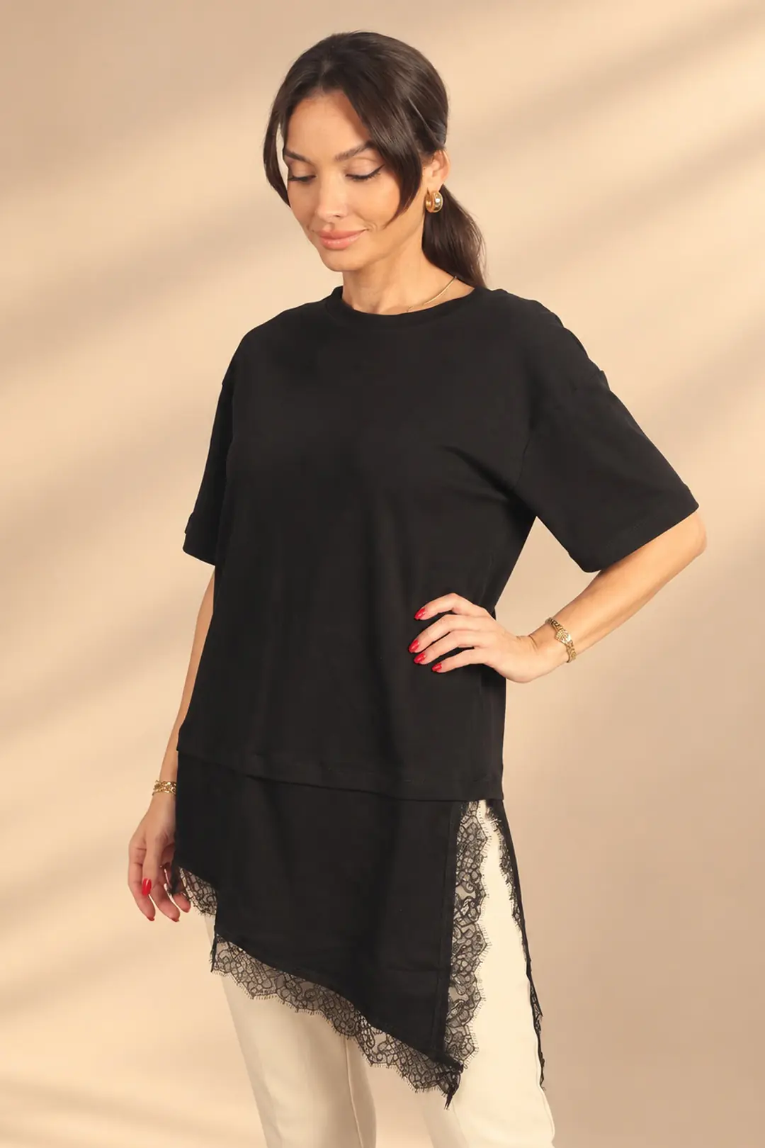 Kadın Yırtmaçlı Dantel Detaylı Asimetrik İnterlok Modal Kısa Kol T-Shirt 2