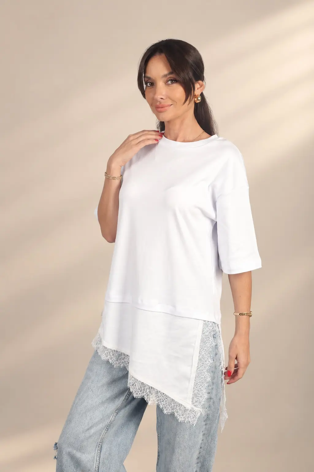 Kadın Yırtmaçlı Dantel Detaylı Asimetrik İnterlok Modal Kısa Kol T-Shirt - Beyaz