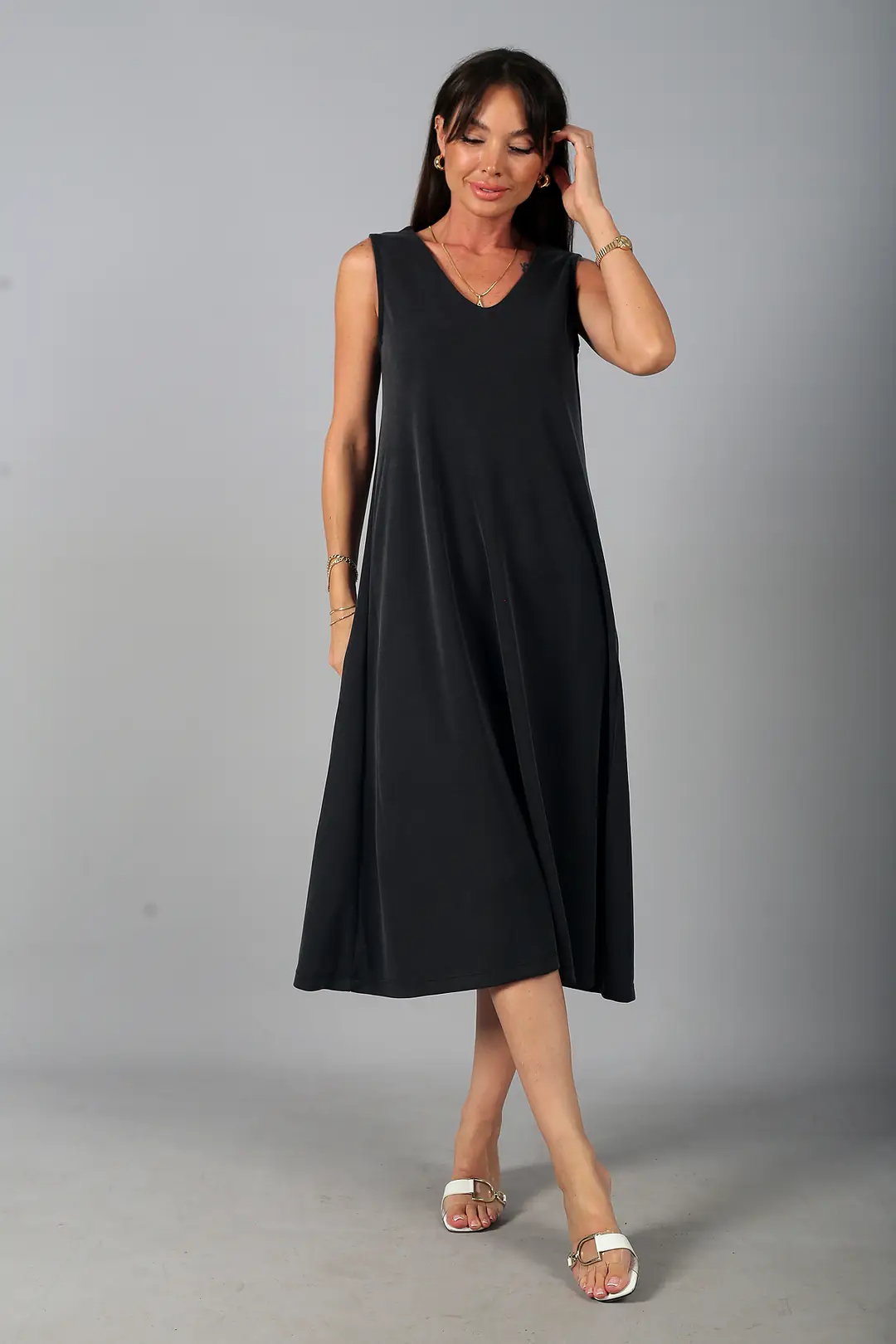Kadın V Yaka Ön Pervazlı Pike Kumaş Kolsuz Oversize Midi Elbise - Siyah