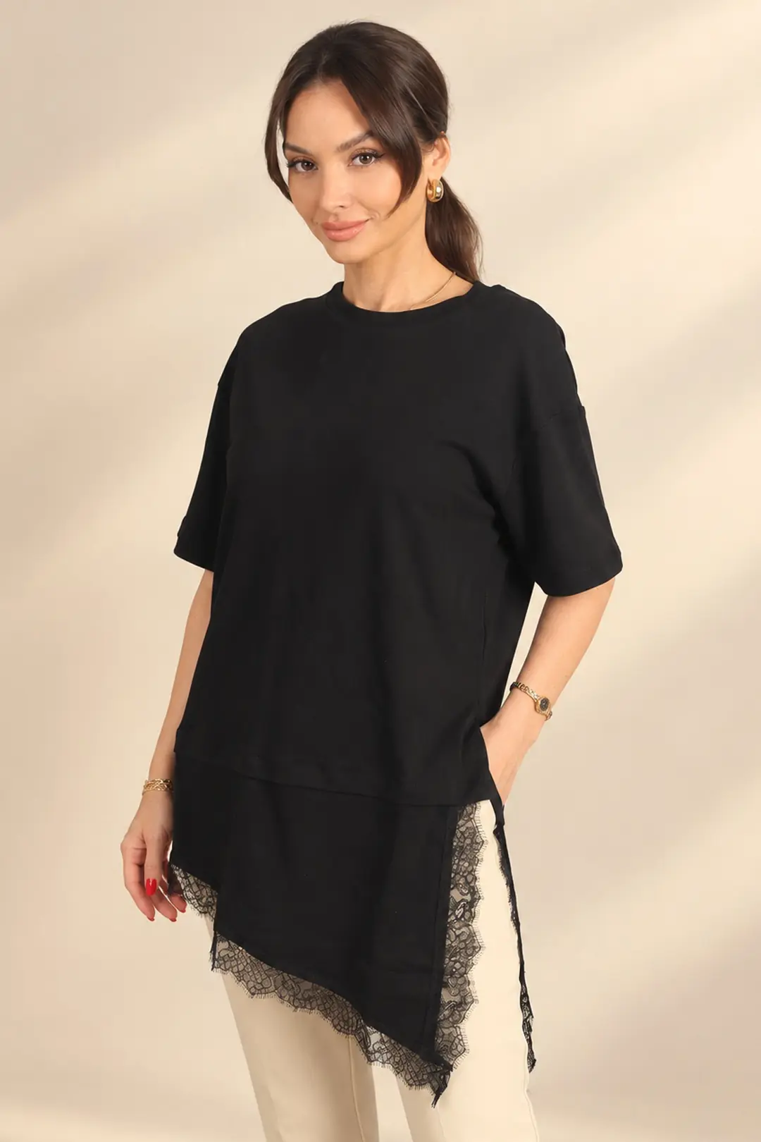 Kadın Yırtmaçlı Dantel Detaylı Asimetrik İnterlok Modal Kısa Kol T-Shirt - Siyah