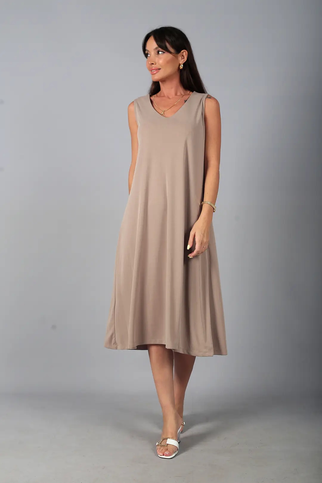 Kadın V Yaka Ön Pervazlı Pike Kumaş Kolsuz Oversize Midi Elbise - Bej