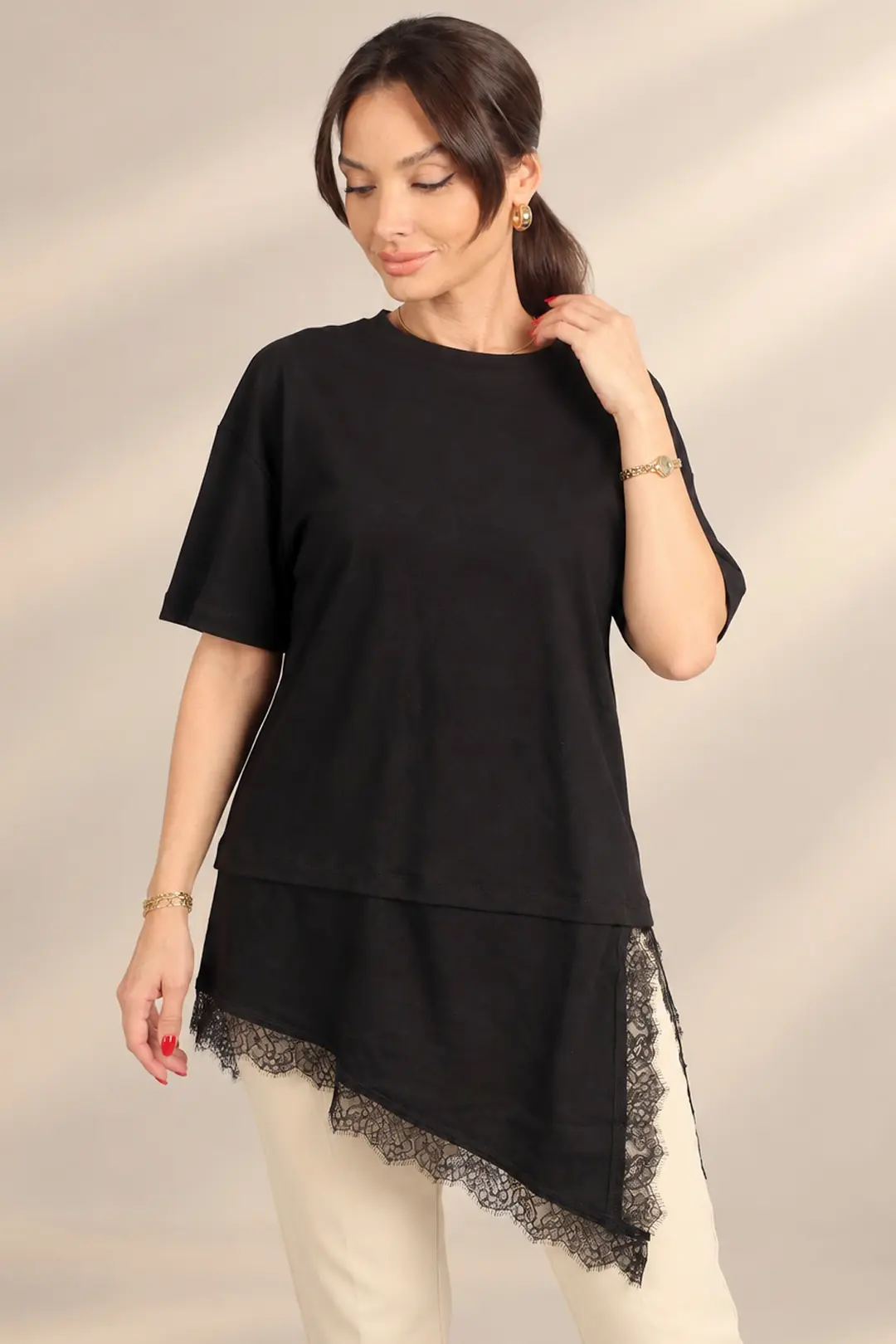 Kadın Yırtmaçlı Dantel Detaylı Asimetrik İnterlok Modal Kısa Kol T-Shirt 3