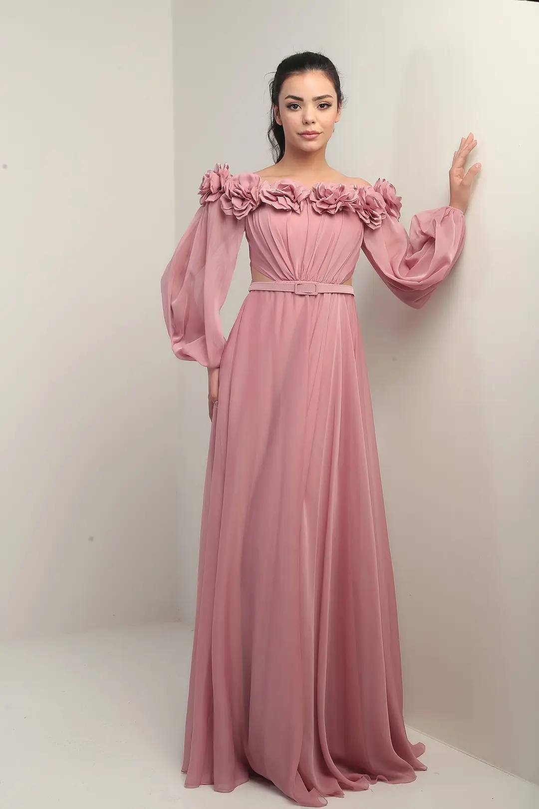 Kadın Çiçekli Madonna Yaka Kemerli Astarlı Şifon Uzun Elbise 3