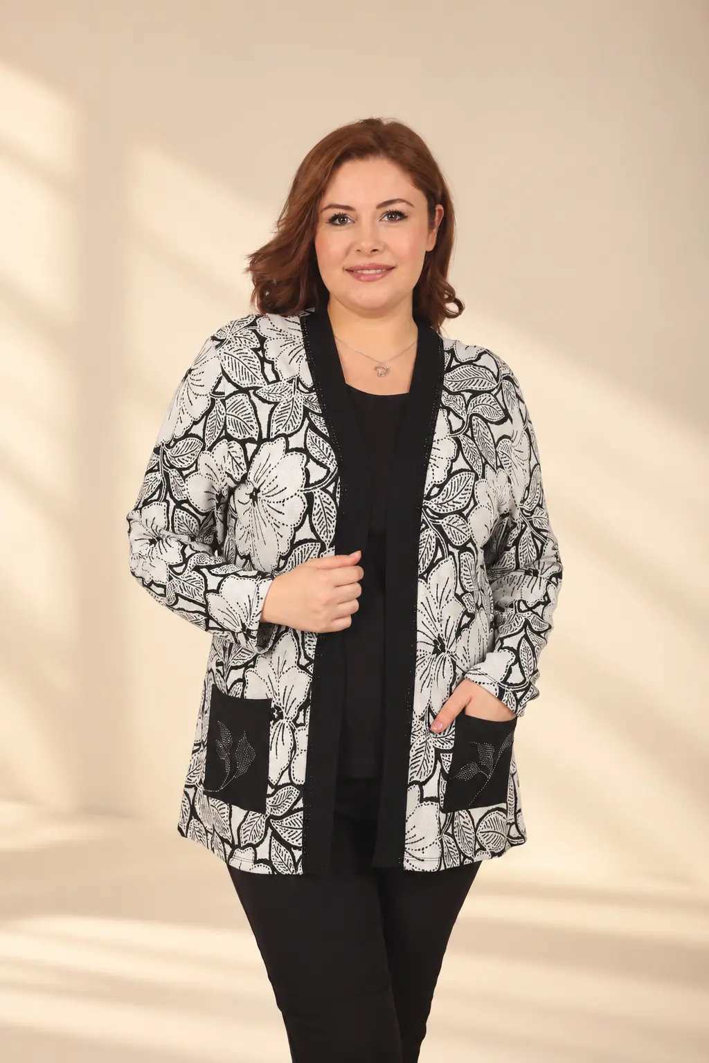 Kadın Çiçek Desenli Cepli Boncuk Detaylı Hırka B.B. İkili Takım - Siyah-Beyaz
