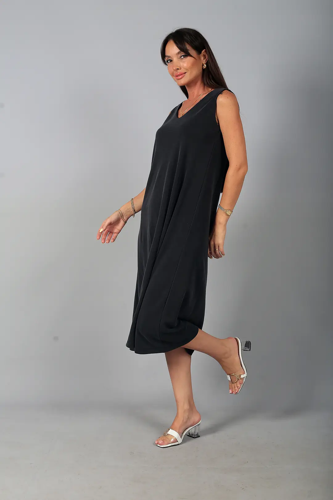 Kadın V Yaka Ön Pervazlı Pike Kumaş Kolsuz Oversize Midi Elbise 3